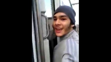 Jóvenes franceses 'surfean' en los trenes de París