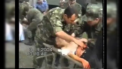 Masacre de Beslán: niños y otros rehenes salen de la escuela llena de explosivos