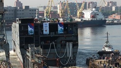 Botan en Rusia la popa del portahelicópteros clase Mistral