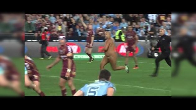 Un espontáneo nudista demuestra sus habilidades deportivas en un partido de rugby