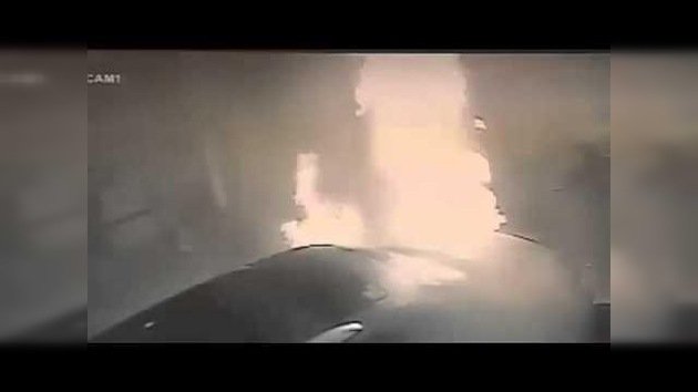 Un hombre sobrevive a un atropello y un incendio en una gasolinera