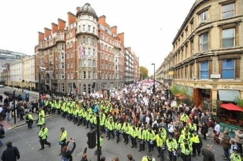 Marcha estudiantil calienta las calles de Londres