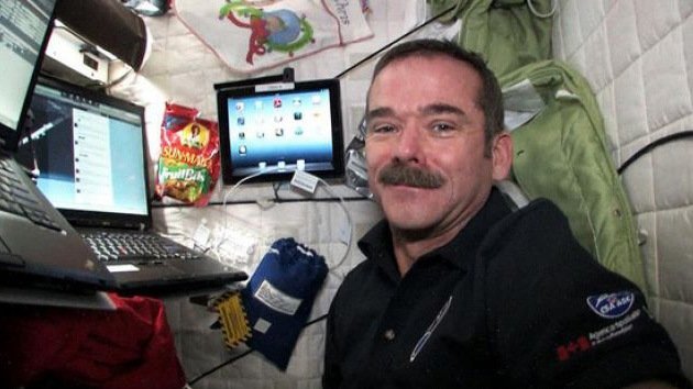 Exastronauta Chris Hadfield: "Espero que vivamos en la Luna mientras aún estoy vivo"