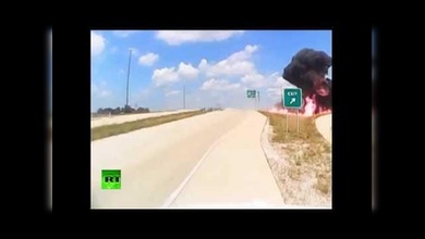 Espectacular explosión de un camión con combustible a la que sobreviven el conductor y su hijo