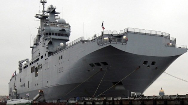 Botan el primer buque de asalto anfibio ruso de clase Mistral en la costa francesa