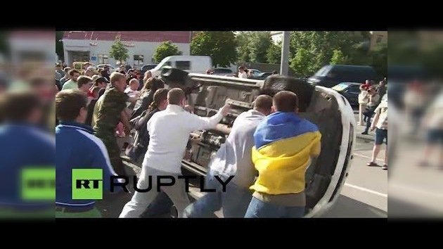 Radicales ucranianos destruyen autos y asedian la Embajada de Rusia en Kiev