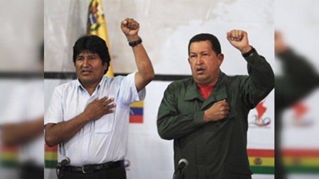 Hugo Chávez le muestra la casa de su niñez a Evo Morales