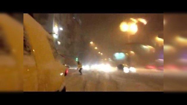 Snowboard en automóvil por las calles de Kiev