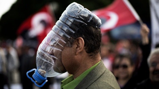Turquía: La Policía dispersa a los manifestantes con gas lacrimógeno y cañones de agua