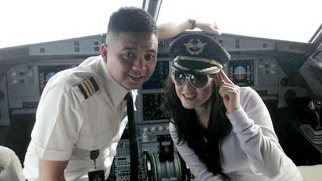 El capitán de un avión echa al copiloto de la cabina para fotografiarse con una modelo