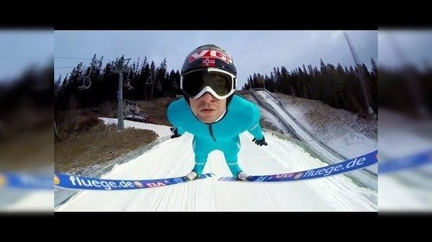 Un saltador de esquí graba su vuelo por el aire