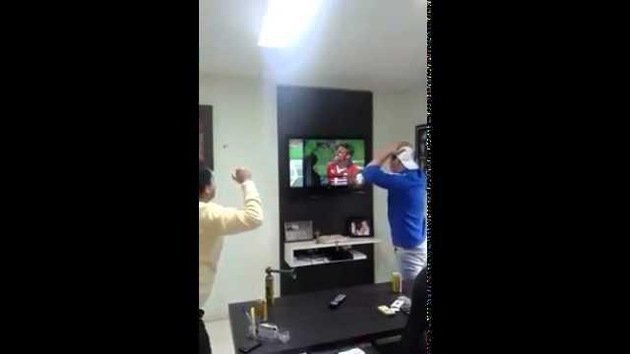 Un hincha destroza su tele durante la tanda de penales del encuentro Brasil-Chile