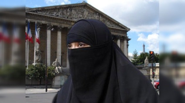 El Parlamento francés aprueba una resolución contra el burka y el niqab