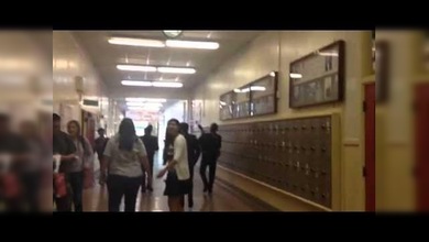 Broma pesada y musical: unos mariachis persiguen al director de una escuela