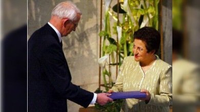 Las autoridades de Irán sustrajeron a Shirin Ebadi su Premio Nobel