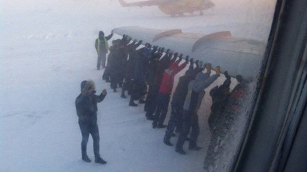 Sorprendente video: Siberianos empujan un avión como si fuera un coche