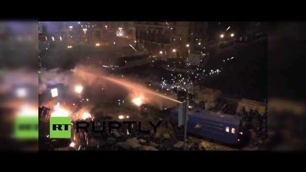 La toma de Maidán: La Policía de Kiev dispara cañones de agua contra los opositores