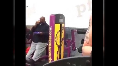 EEUU: Un hombre come pizza mientras hace abdominales