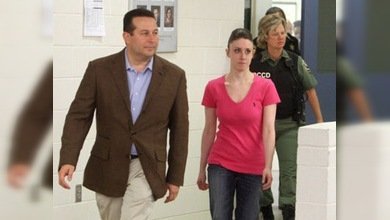 Casey Anthony, declarada inocente de la muerte de su hija, parte en dirección desconocida