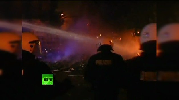 Dispersión de manifestantes en Alemania con cañones de agua 