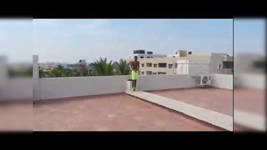Un atrevido salta a la piscina desde un edificio de cinco pisos