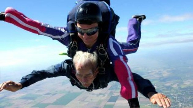 El anciano de 92 años que quiere ir al cielo... en paracaídas