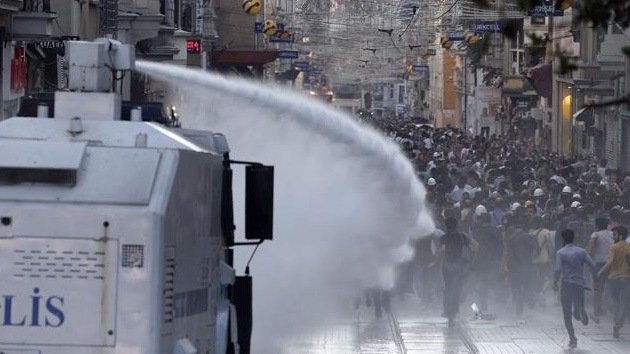 Policía dispersa con gas pimienta y cañones de agua a los manifestantes en Estambul