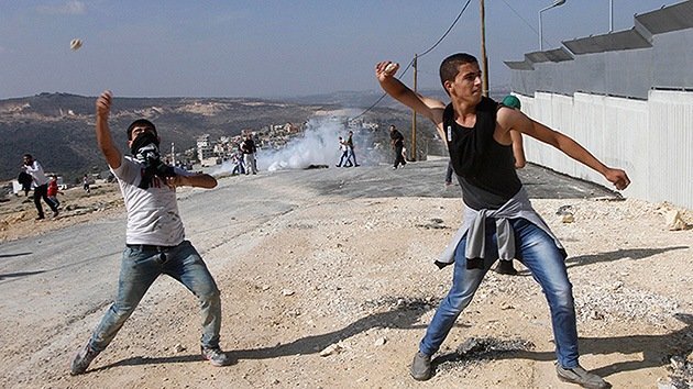 VIDEO: Soldados israelíes protegen a los colonos que atacan a aldeanos palestinos