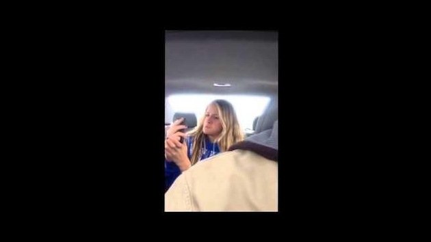 Padre filma en secreto la expresiva sesión de  'selfies' de su hija