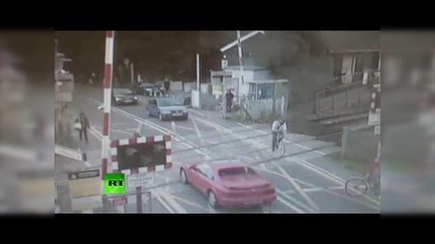 A unos centímetros de la muerte: Un ciclista evita por los pelos una colisión con un tren