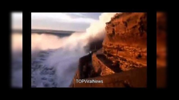 Una ola gigante arrastra a una pareja en Biarritz