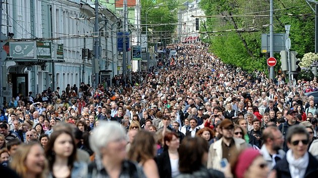 La oposición rusa da un paso al frente con un 'paseo' por Moscú