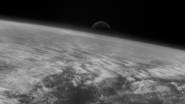 El despuntar de la Luna sobre la Tierra, captado por la sonda espacial Rosetta