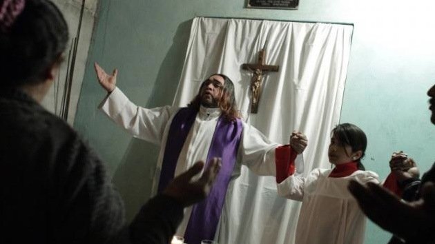 El Vaticano, inquietado por un sacerdote rockero mexicano