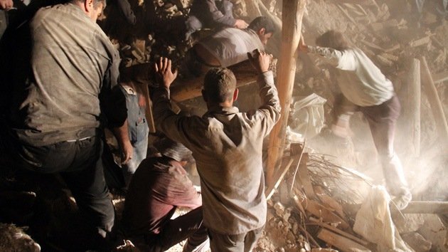 Fotos Irán: Gran número de personas están atrapadas bajo escombros tras el terremoto
