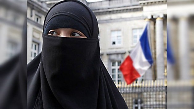 Francia quiere prohibir que mujeres musulmanas se tapen el rostro