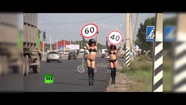 Mujeres se desnudan en protesta por el elevado nivel de accidentes de tránsito