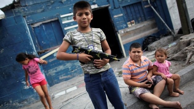 Guerra contra el crimen apunta a los niños en México: intercambian navajas por juguetes