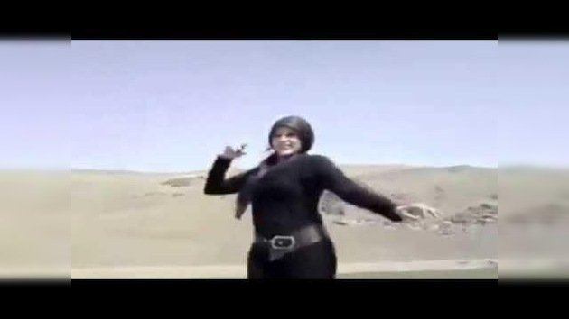 Mujer iraní que se quita el hiyab bailando triunfa en el Internet islámico