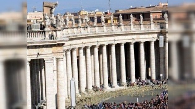 Un hombre quema una Biblia durante una misa del Papa en el Vaticano