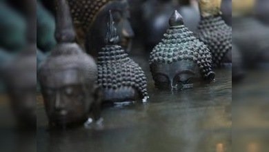 El tren, único medio para rescatar a tailandeses de las inundaciones