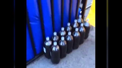 Los experimentos, con gaseosa: Un hombre cubierto de Mentos se baña en Coca-cola