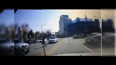 Una mujer intenta dar la vuelta con el coche en medio de la calzada