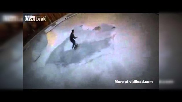 Patinador se estrella contra una cámara ‘drone’