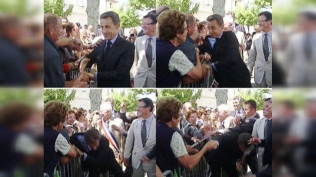 Un hombre ataca a Nicolas Sarkozy en un acto público