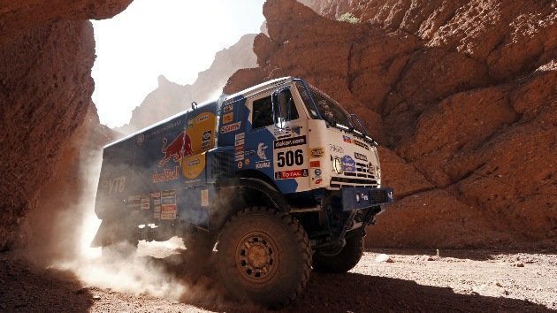 El equipo de camiones ruso Kamaz gana la etapa 8 en el Rally Dakar