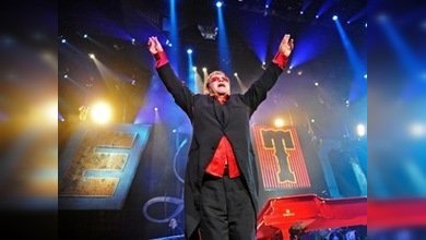 La madre de Elton John pone a la venta la ropa y los discos de su hijo