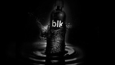 Sale a la venta un agua mineral de color negro