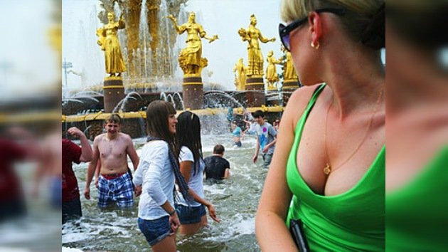 El calor marca la moda del 'semidesnudo' en Moscú
