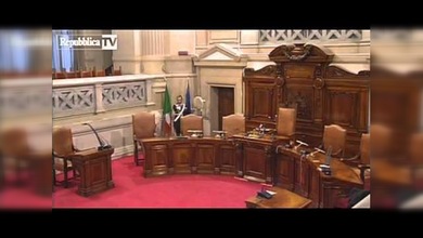 El coqueto baile de un guardia en el juicio a Berlusconi